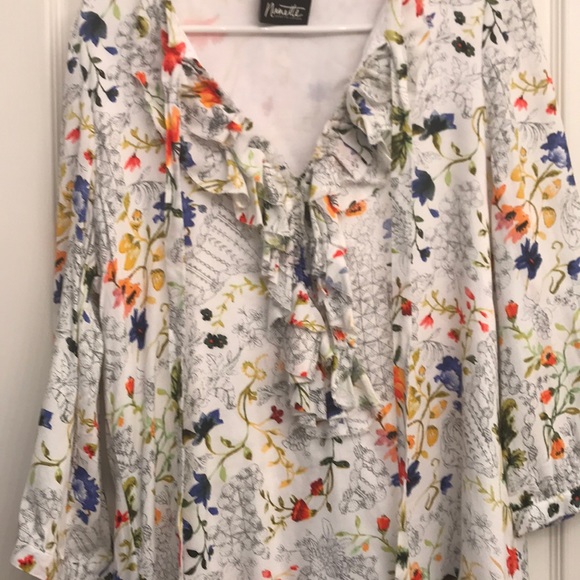 Pretty floral blouse NWOT - Picture 2 of 4
